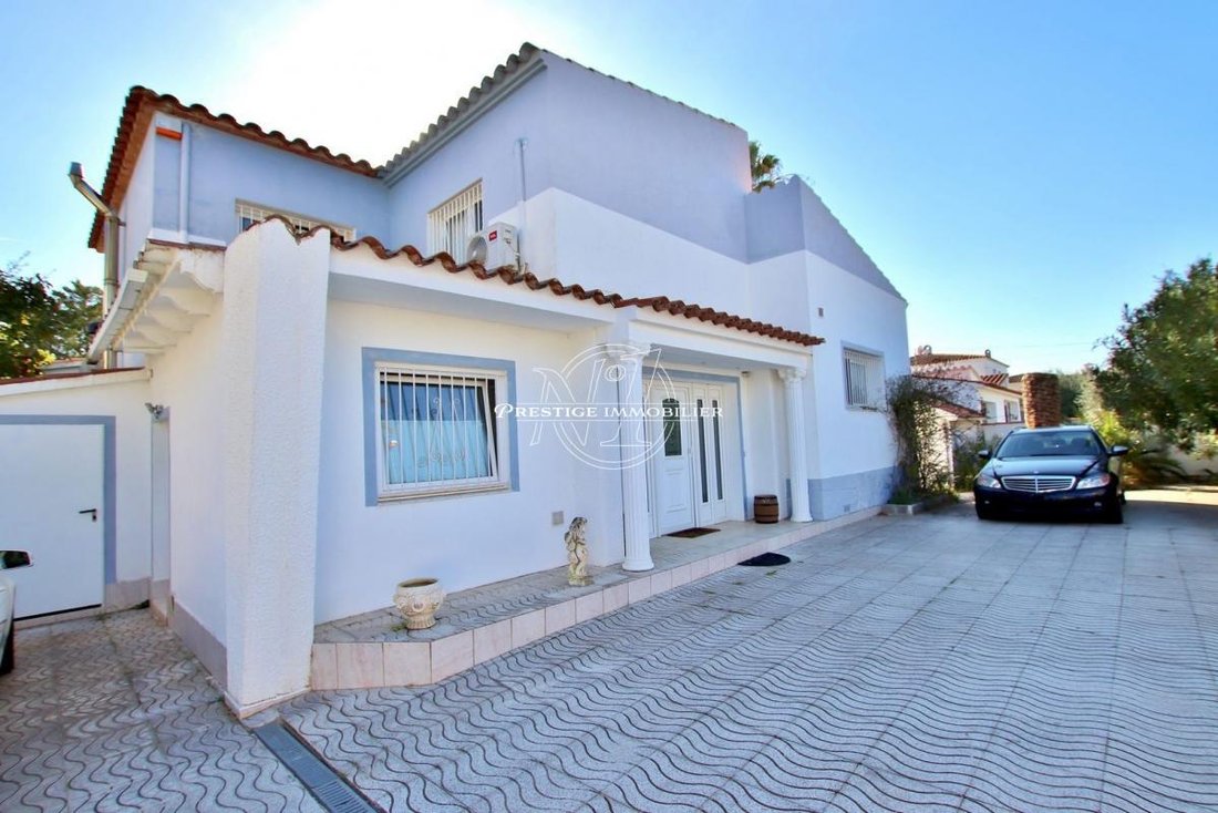 Villa in Empuriabrava, Catalonia, Spain 2 - 16556022