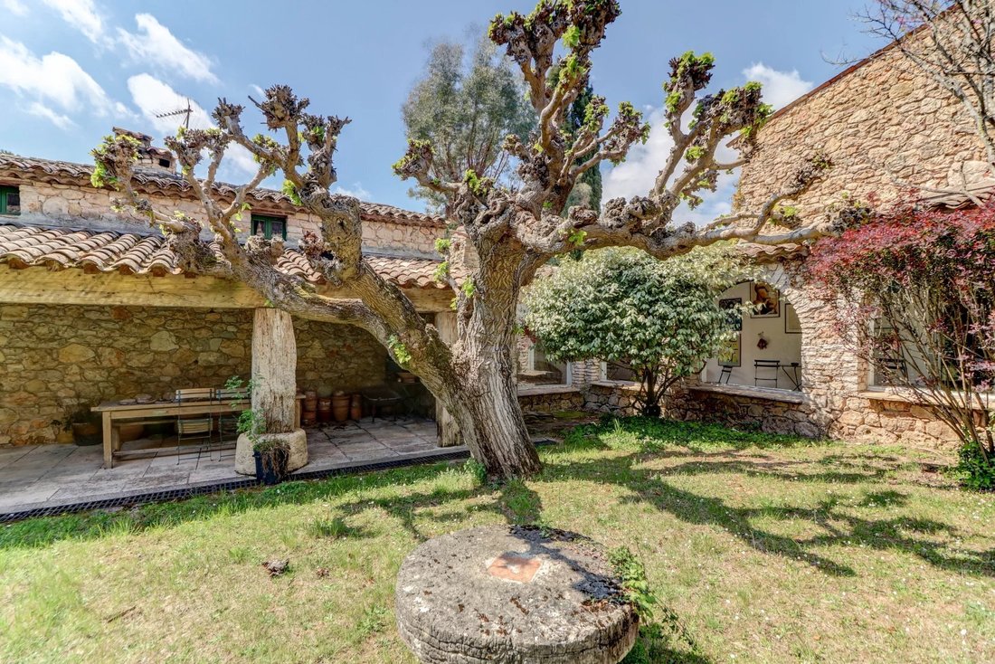 Estate in Bagnols-en-Forêt, Provence-Alpes-Côte d'Azur, France 1 - 16556794