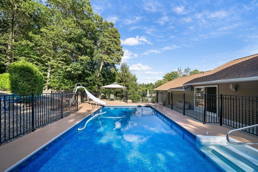 House in Ludlow, Massachusetts, United States 5 - 16136069
