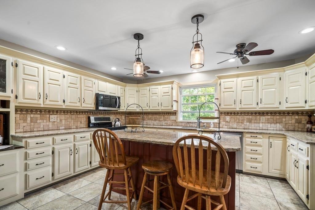 House in Ludlow, Massachusetts, United States 3 - 16136069