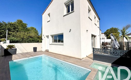 Castle for Sale in Villeneuve-lès-Maguelone, Occitanie, France