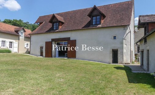 19th C. Property With Lake And Guest Houses