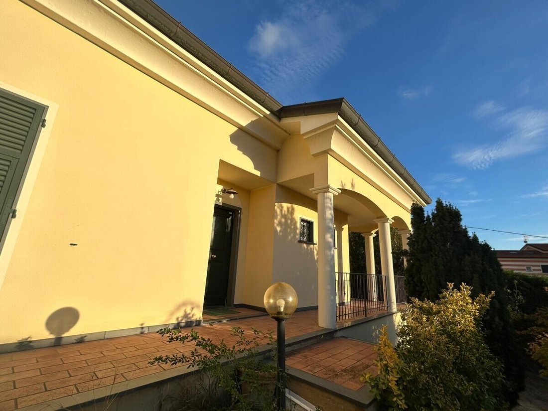 Villa in Center, Sarzana, Liguria 2 - 16562675