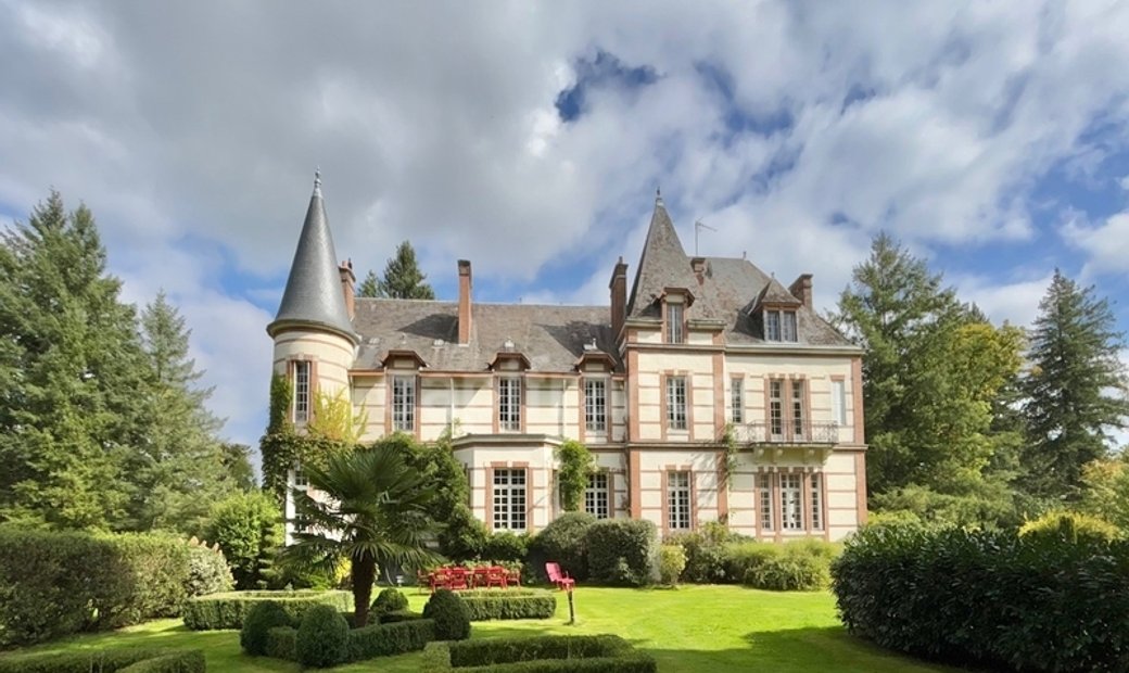Magnificent Renovated Castle With An Exceptional Setting
