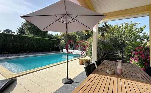 Castle for Sale in Fargues-Saint-Hilaire, Nouvelle-Aquitaine, France