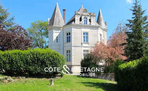 At The Gates Of Vitré Castle Of 12200 M² Land Of More Than 5 Ha