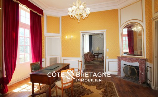 At The Gates Of Vitré Castle Of 12200 M² Land Of More Than 5 Ha