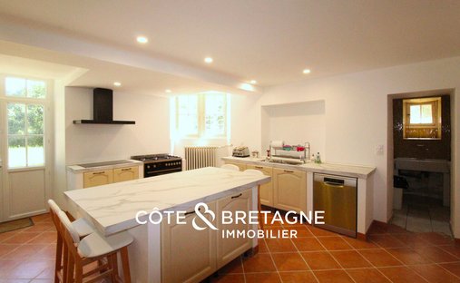 At The Gates Of Vitré Castle Of 12200 M² Land Of More Than 5 Ha