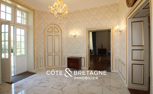 At The Gates Of Vitré Castle Of 12200 M² Land Of More Than 5 Ha
