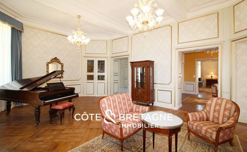 At The Gates Of Vitré Castle Of 12200 M² Land Of More Than 5 Ha