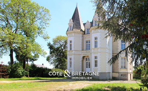 At The Gates Of Vitré Castle Of 12200 M² Land Of More Than 5 Ha