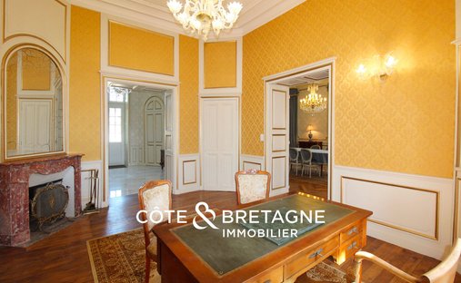 At The Gates Of Vitré Castle Of 12200 M² Land Of More Than 5 Ha