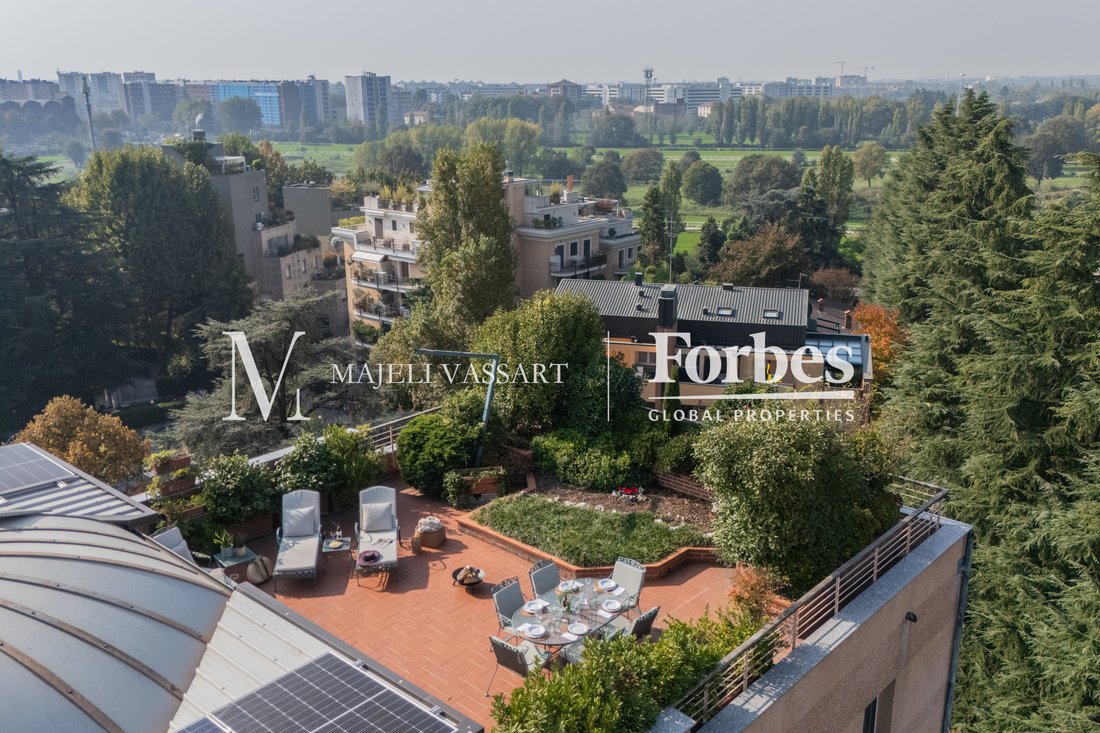 Image showcasing Luxury Celebrity Real Estate and Home Sales - Robb Report