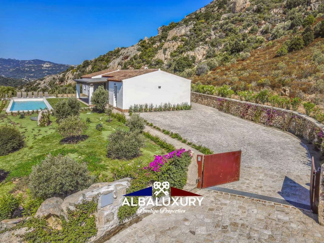 Villa in Aldo Moro Avenue, Olbia, Italy 3 - 15347182