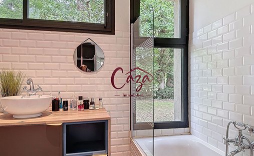 Propriété D'exception Avec 2 Maisons Indépendantes, Piscine Et Jardin Paysager