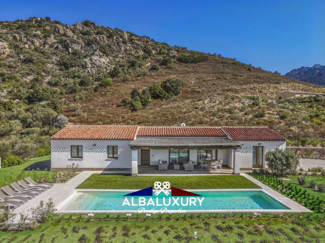 Villa in Aldo Moro Avenue, Olbia, Italy 1 - 15347182