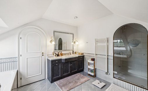 Castle Life At Your Fingertips