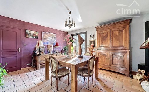 Castle for Sale in Le Thor, Provence-Alpes-Côte d'Azur, France
