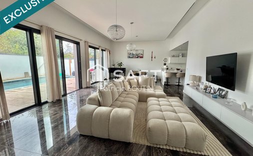 Castle for Sale in Niort, Nouvelle-Aquitaine, France