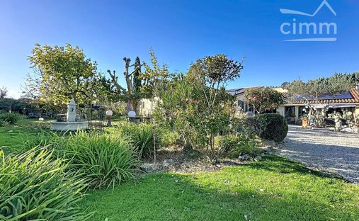 Castle for Sale in Le Thor, Provence-Alpes-Côte d'Azur, France