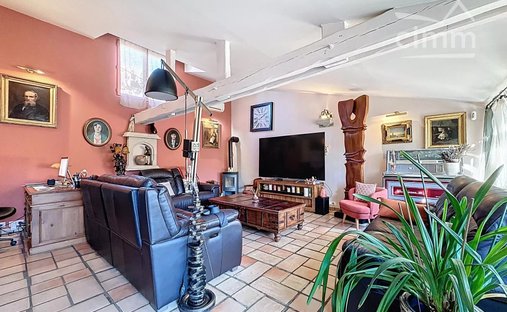 Castle for Sale in Le Thor, Provence-Alpes-Côte d'Azur, France