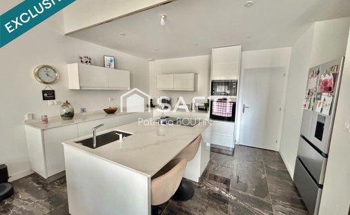 Castle for Sale in Niort, Nouvelle-Aquitaine, France