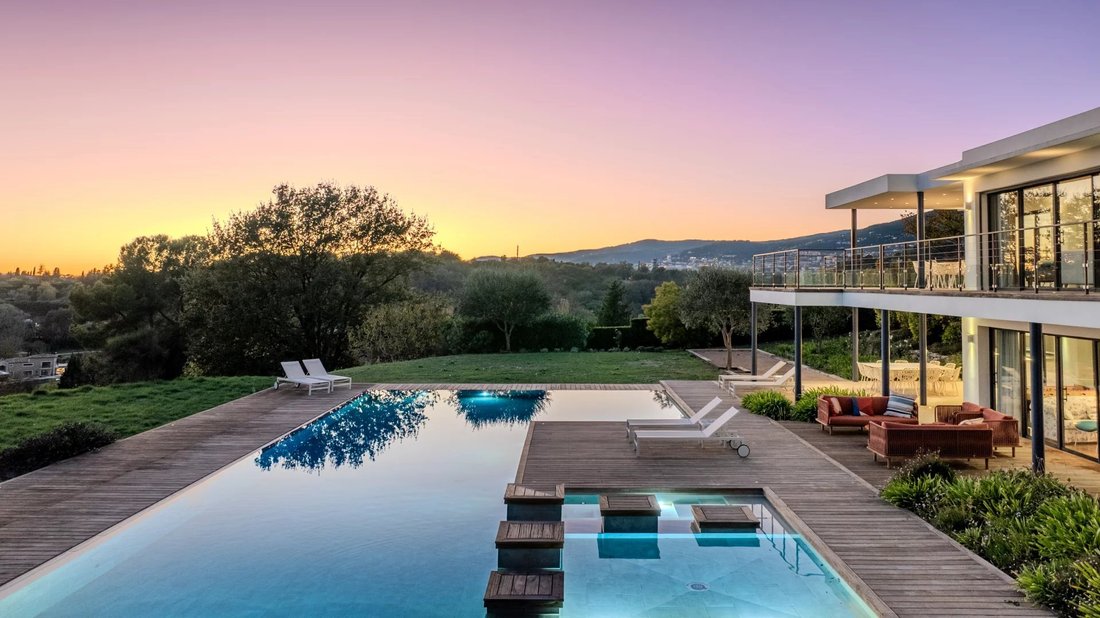 Villa in Châteauneuf-Grasse, Provence-Alpes-Côte d'Azur, France 1 - 16568966