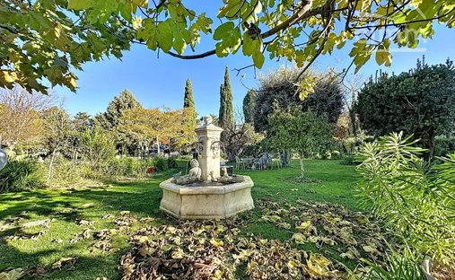 Castle for Sale in Le Thor, Provence-Alpes-Côte d'Azur, France