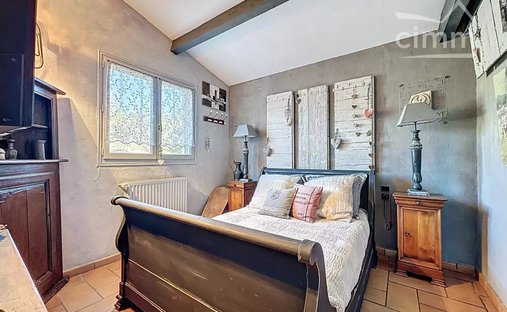 Castle for Sale in Le Thor, Provence-Alpes-Côte d'Azur, France