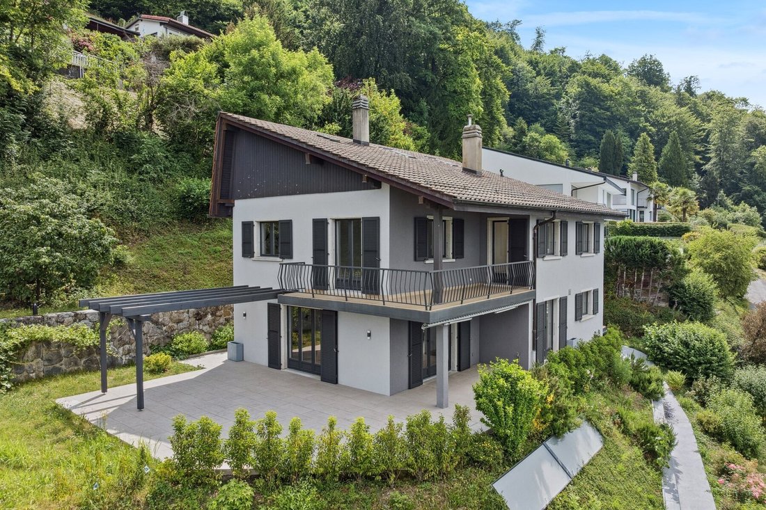 Price Reduction: Renovated 6 1/2 Room Detached Villa!