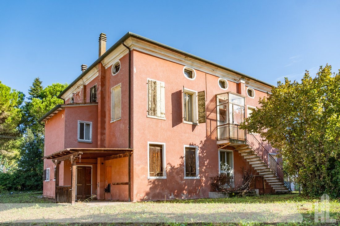 House in Cathedral - Piazza dei Signori, Treviso, Italy 1 - 16568726