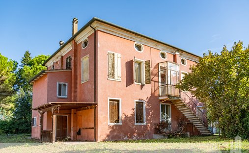 House in Cathedral - Piazza dei Signori, Treviso, Italy 1