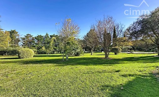 Castle for Sale in Le Thor, Provence-Alpes-Côte d'Azur, France