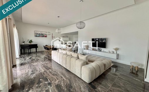 Castle for Sale in Niort, Nouvelle-Aquitaine, France