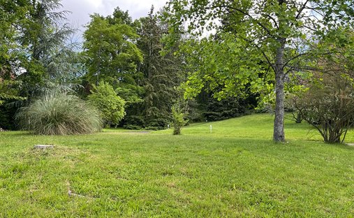 House 6 Room(s) 4 Bedroom(s) 210 M²