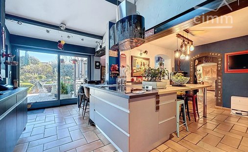 Castle for Sale in Le Thor, Provence-Alpes-Côte d'Azur, France