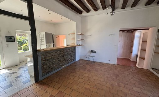 House 6 Room(s) 4 Bedroom(s) 210 M²