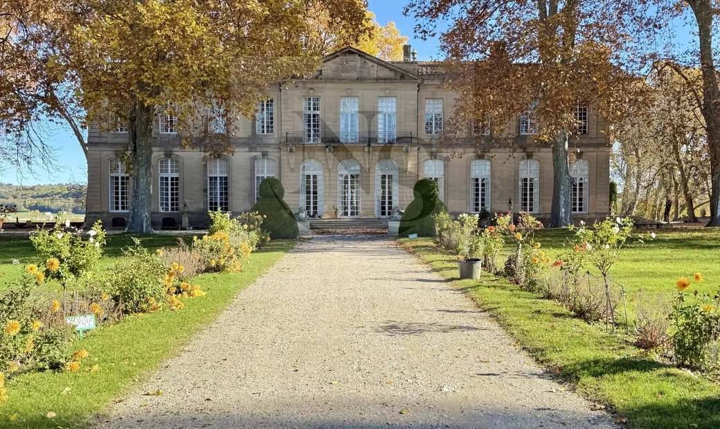 Castle for Sale in Aix-en-Provence, Provence-Alpes-Côte d'Azur, France