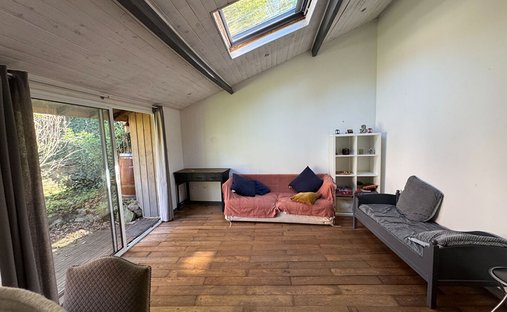 House 6 Room(s) 4 Bedroom(s) 210 M²