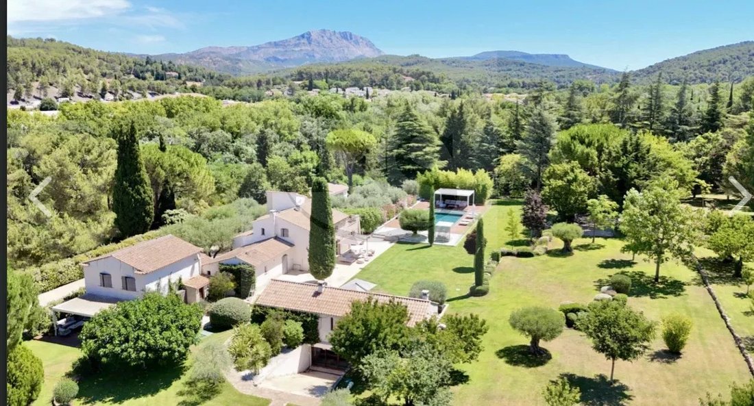 Estate in Est-Repentance-Les Trois Bons Dieux, Aix-en-Provence, France 1 - 15009057