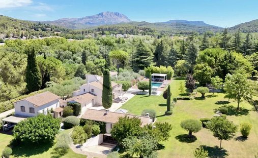 Estate in Est-Repentance-Les Trois Bons Dieux, Aix-en-Provence, France 1