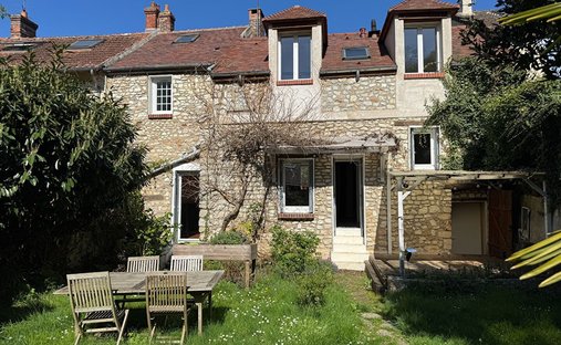 House 6 Room(s) 4 Bedroom(s) 210 M²