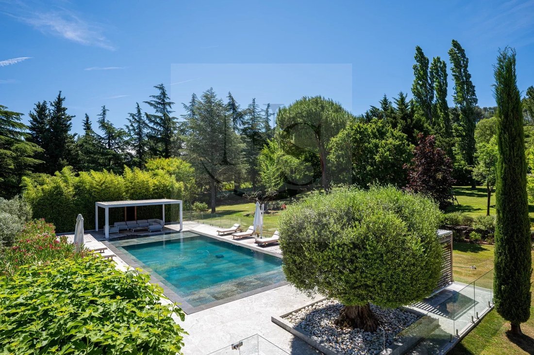 Estate in Est-Repentance-Les Trois Bons Dieux, Aix-en-Provence, France 4 - 15009057