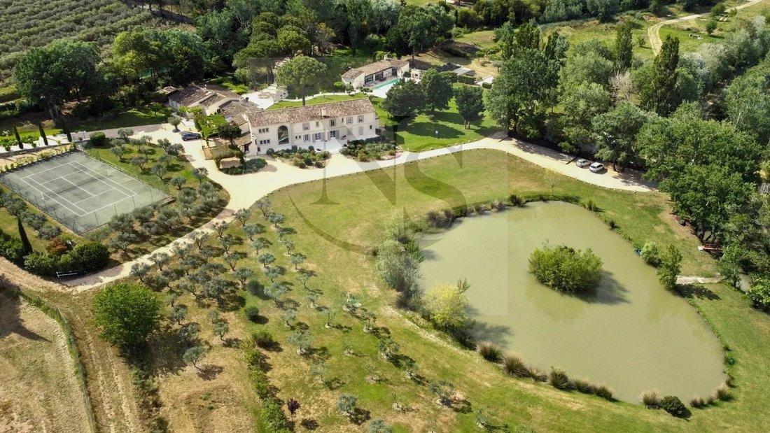 Estate in Maussane-les-Alpilles, Provence-Alpes-Côte d'Azur, France 1 - 12927417