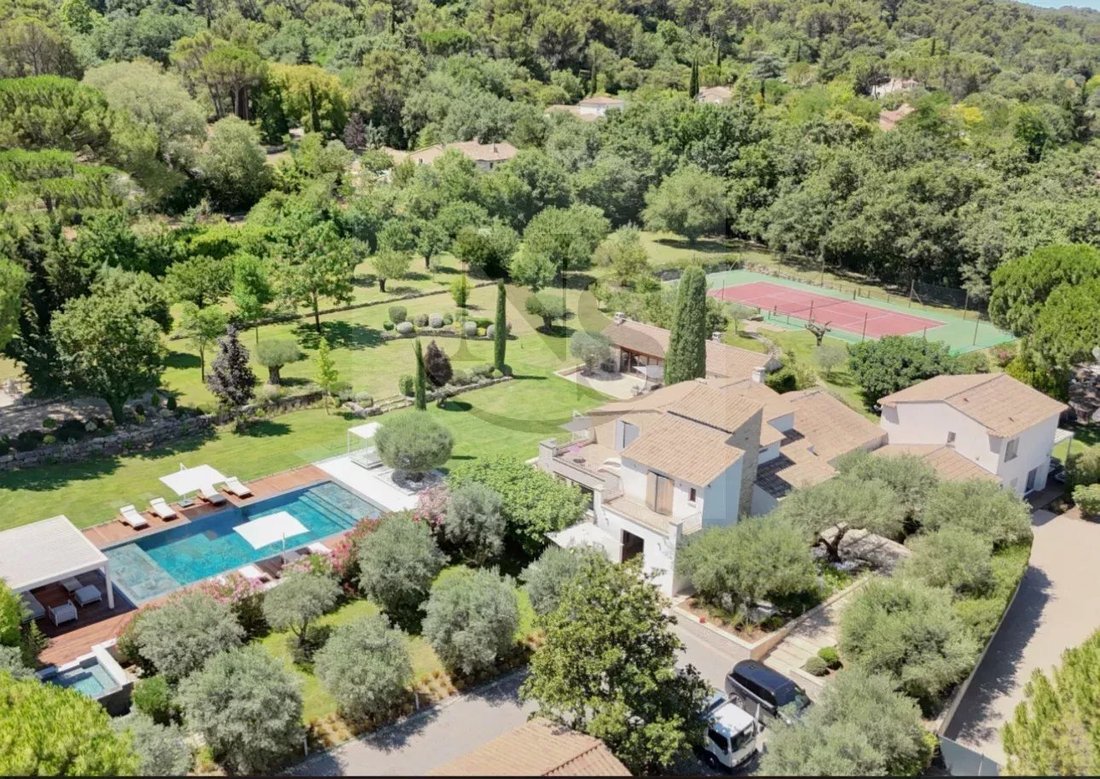 Estate in Est-Repentance-Les Trois Bons Dieux, Aix-en-Provence, France 2 - 15009057
