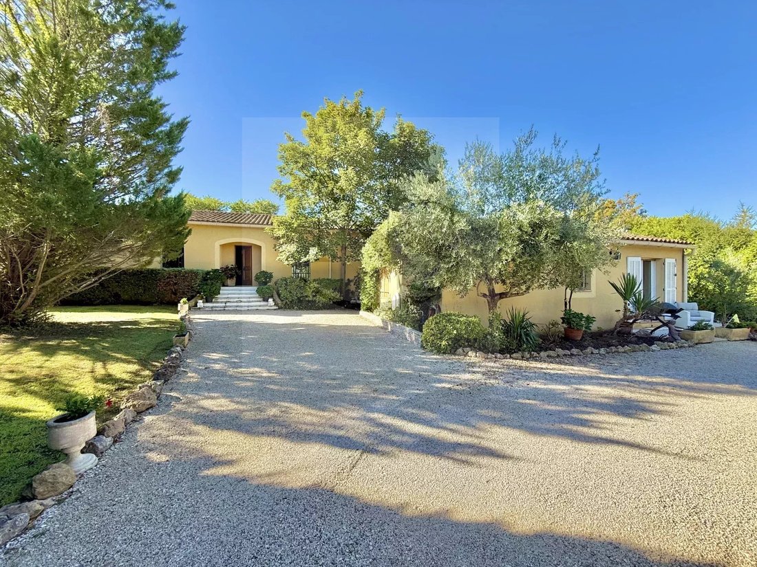 Villa in Aix-en-Provence, Provence-Alpes-Côte d'Azur, France 1 - 15084607