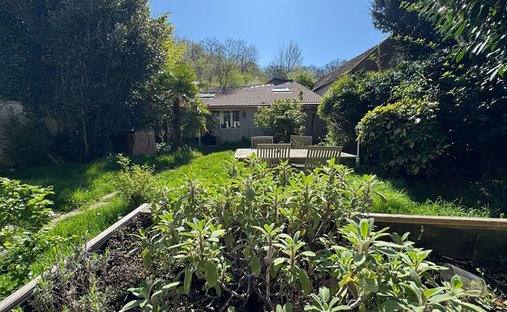 House 6 Room(s) 4 Bedroom(s) 210 M²