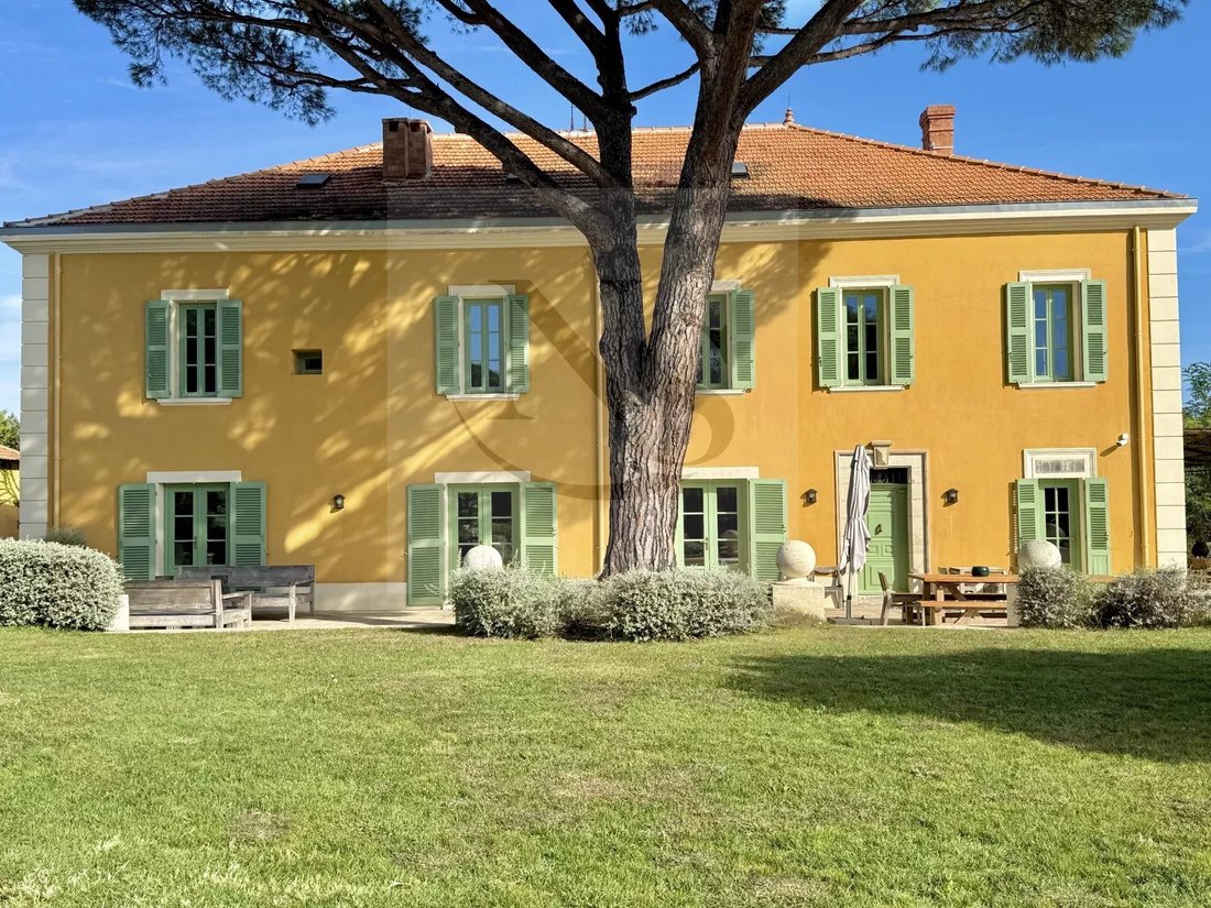 Estate in Zone Ouest Urbaine, Saint-Tropez, France 3 - 16279693