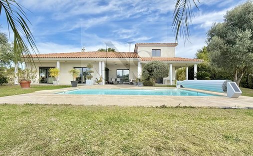 Villa in Ventabren, Provence-Alpes-Côte d'Azur, France 1