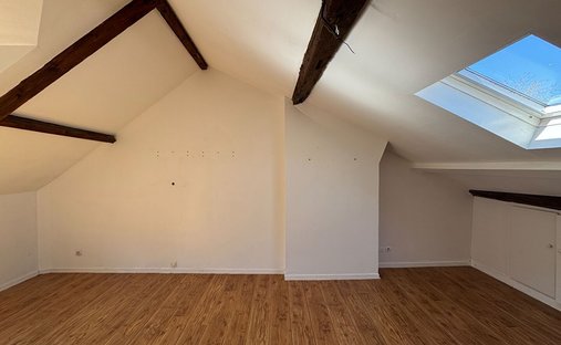 House 6 Room(s) 4 Bedroom(s) 210 M²